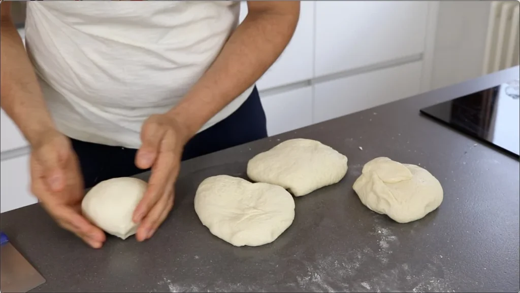 Dividimos la masa en 4 porciones