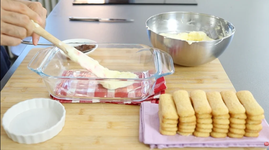 Extendemos crema sobre la base del molde