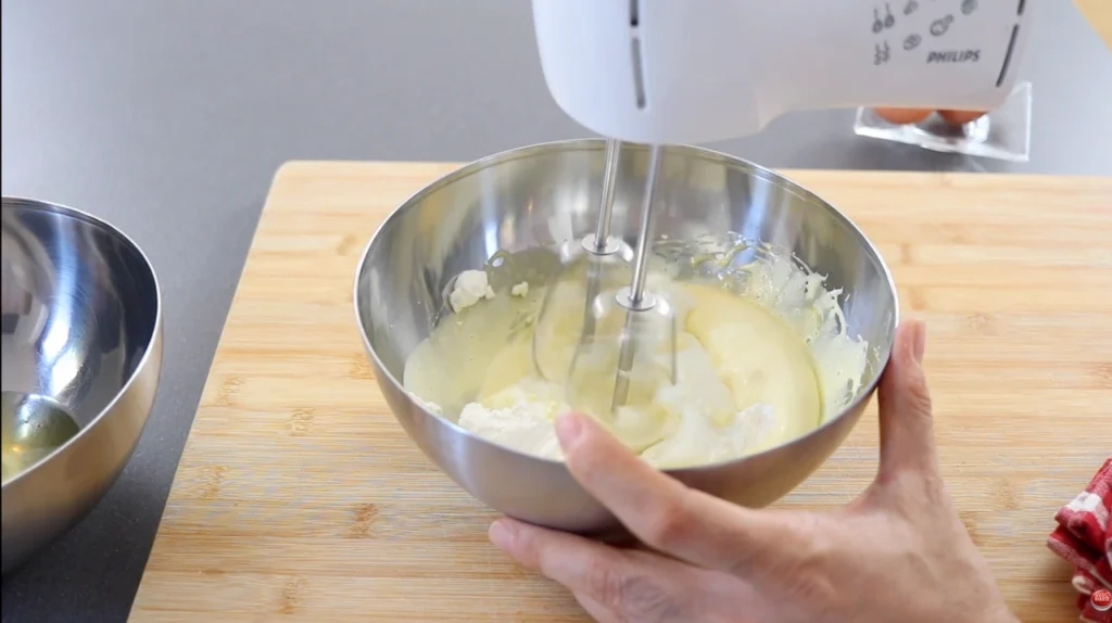 Incorporamos el mascarpone y seguimos batiendo