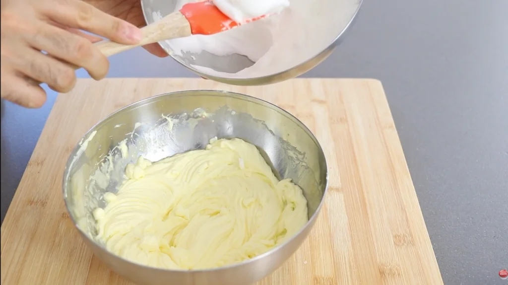 Incorporamos las claras montadas a la crema de mascarpone