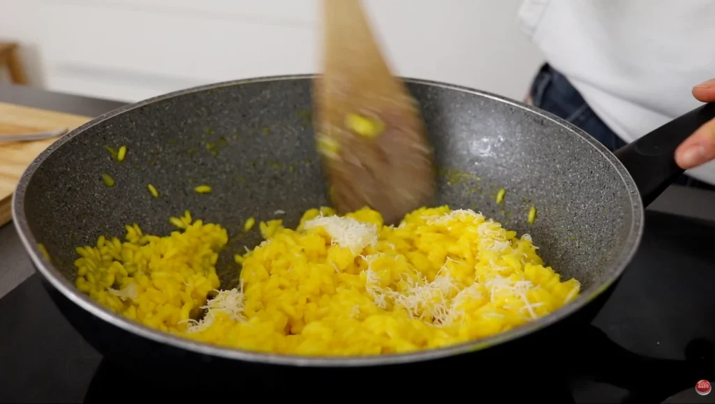 Mantecar el risotto con queso y mantequilla