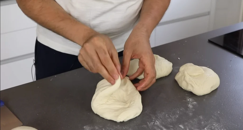 Para formar cada panecillo llevamos los bordes de la masa hacia el centro