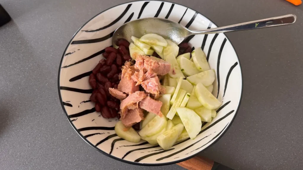 añadimos el atun escurrido en la ensaladera