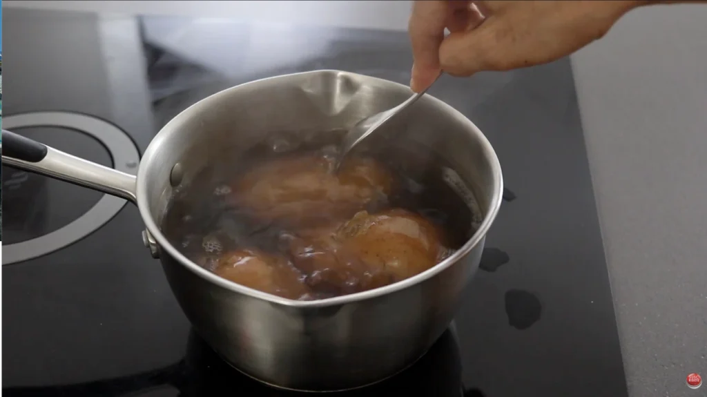 comprobar la cocción de las patatas introduciendo un tenedor