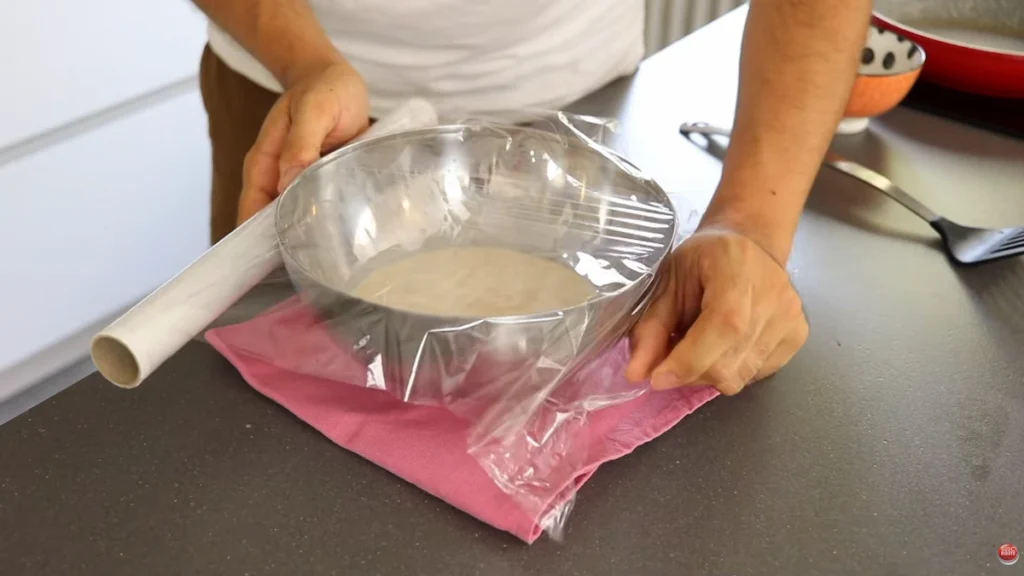 tapamos con papel transparente y dejamos reposar masa crepes de avena