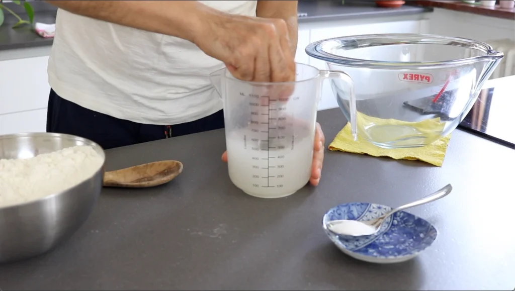 disolvemos la levadura en agua
