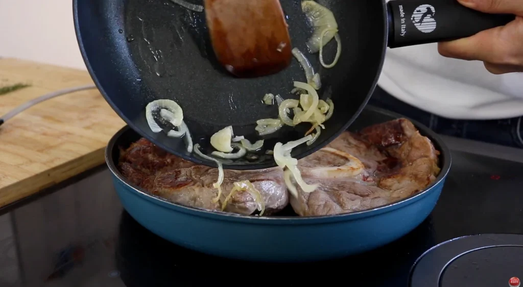 distribuimos alrededor de la carne la cebolla cocida