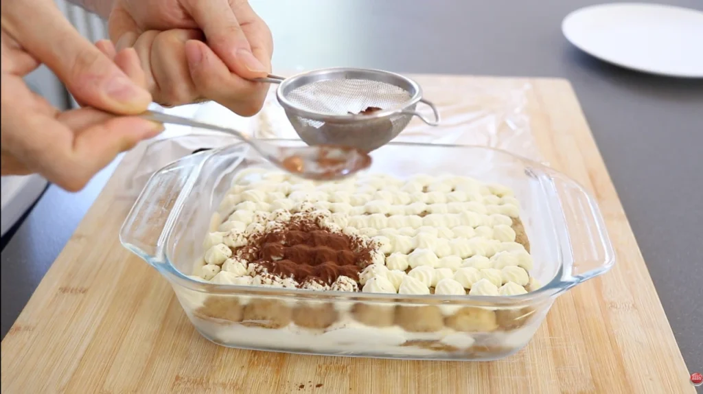 espolvoreamos toda la superficie con cacao amargo