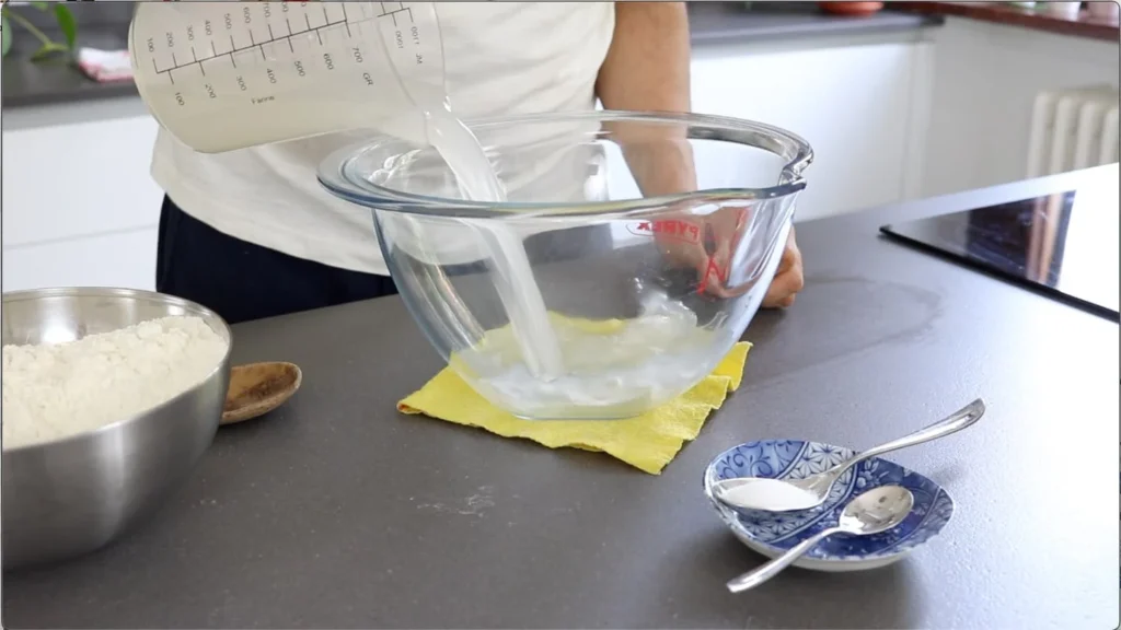 mezclamos levadura fresca, agua azúcar y la sal