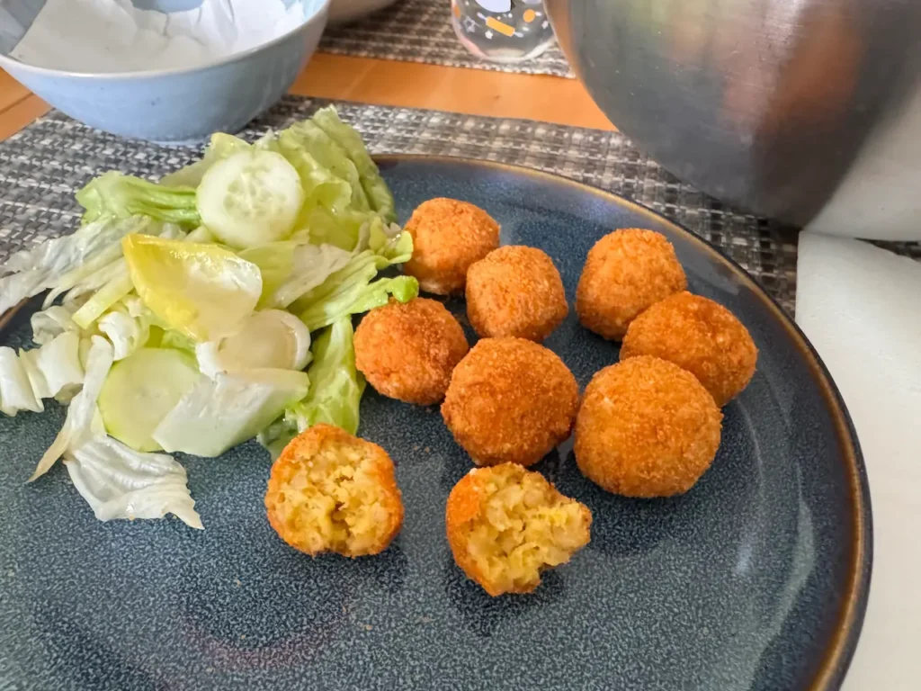 palto de albondigas de espelta acompañada con ensalada mixta