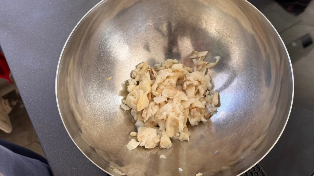 pasamos el bacalao en un bol