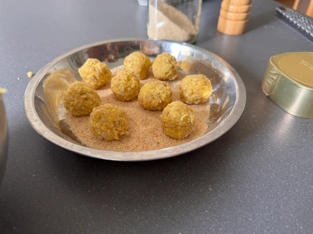 pasar albondigas de espelta dentro pan rallado