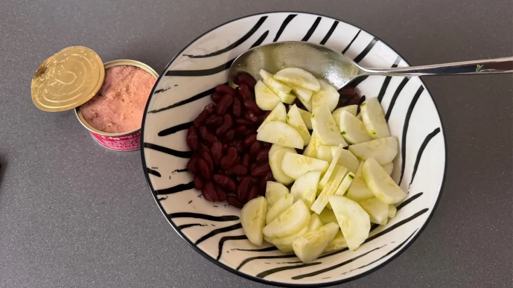 ponemos frijoles y pepino en la ensaladera