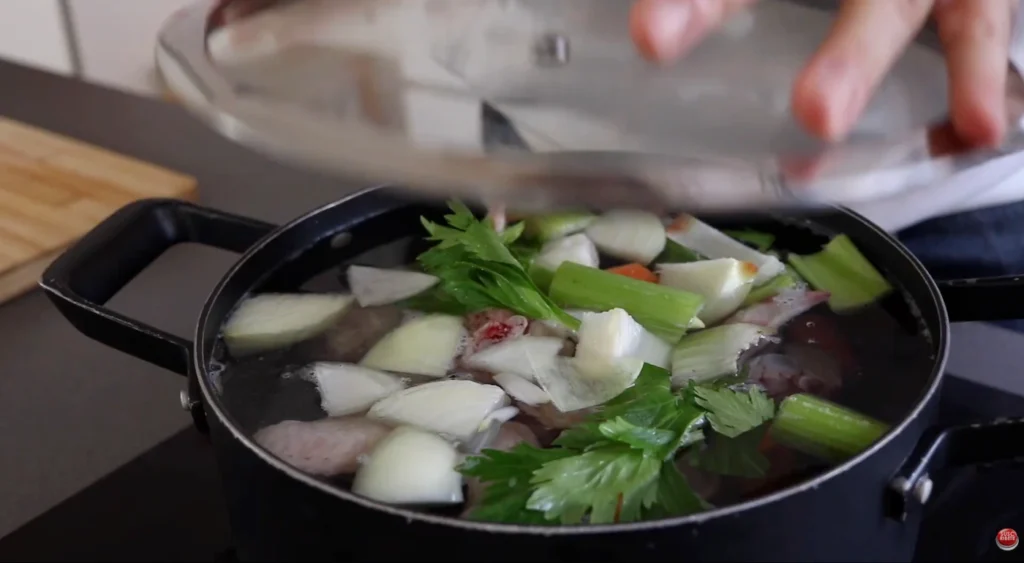 preparamos el caldo con alitas de pollo