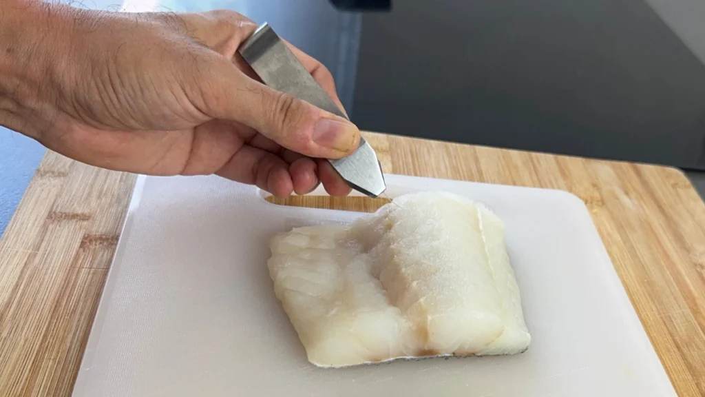 retiramos las espinas del bacalao