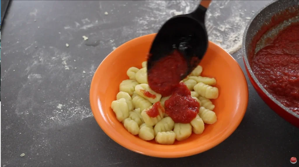 sazonar los noquis con salsa de tomate
