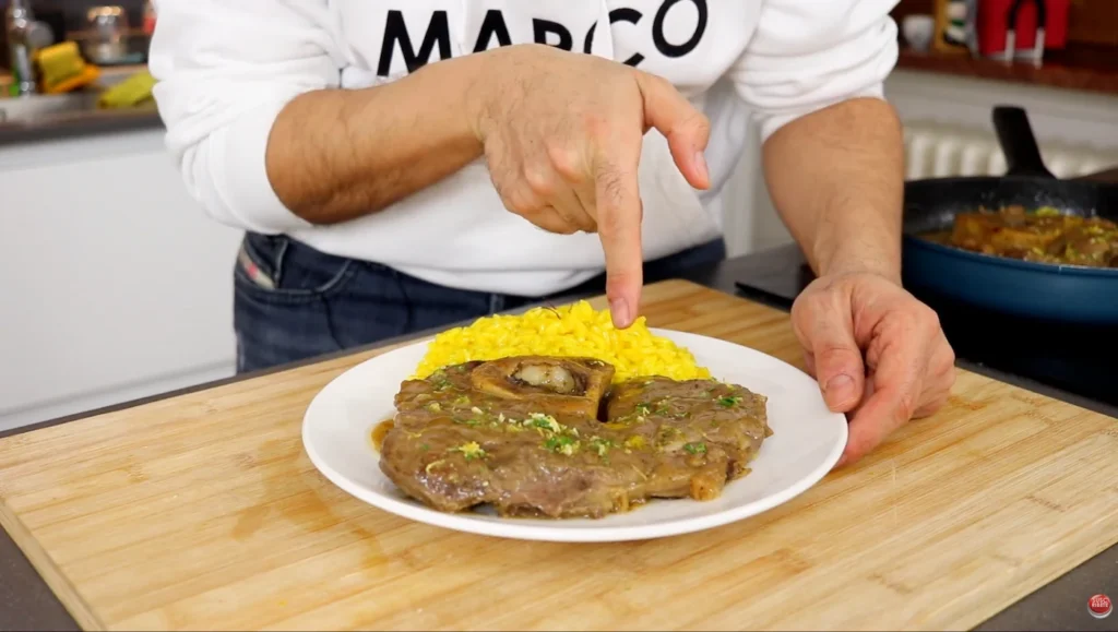servir ososbuco con risotto y gremolada tradicional