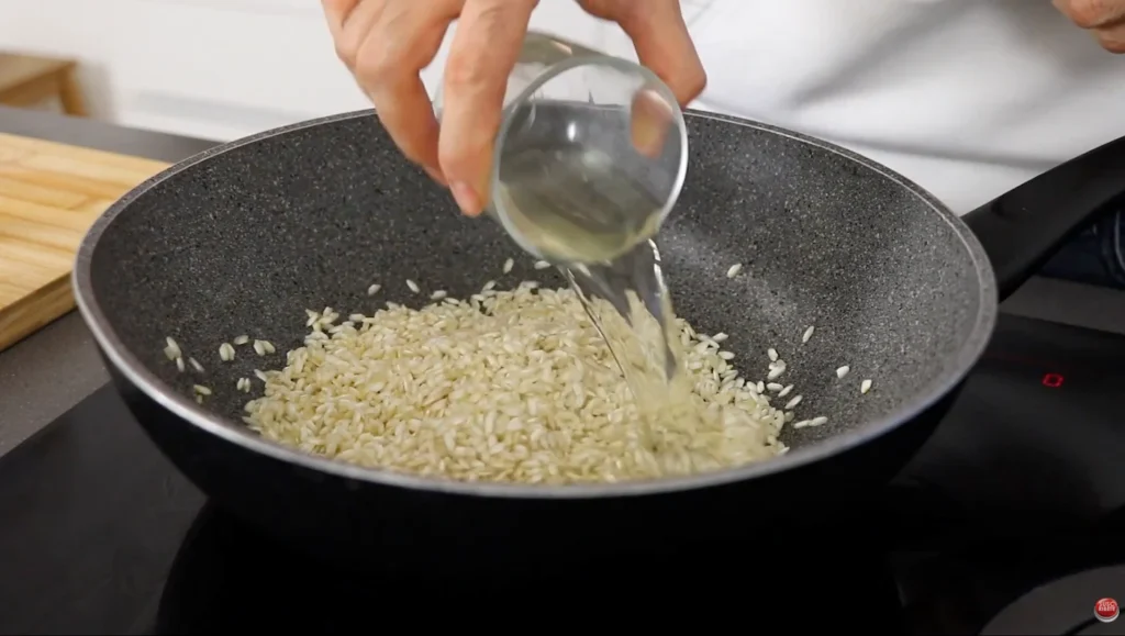 vertemos el vino en el risotto