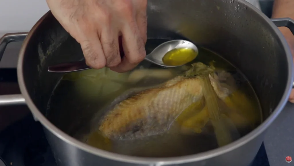 eliminamos la grasa superficial del caldo de gallina