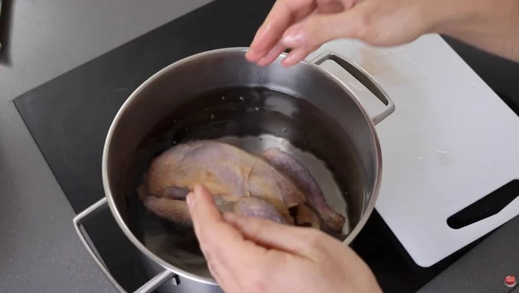 ponemos la gallina en la olla