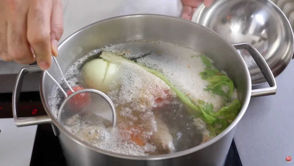 quitamos la espuma del caldo